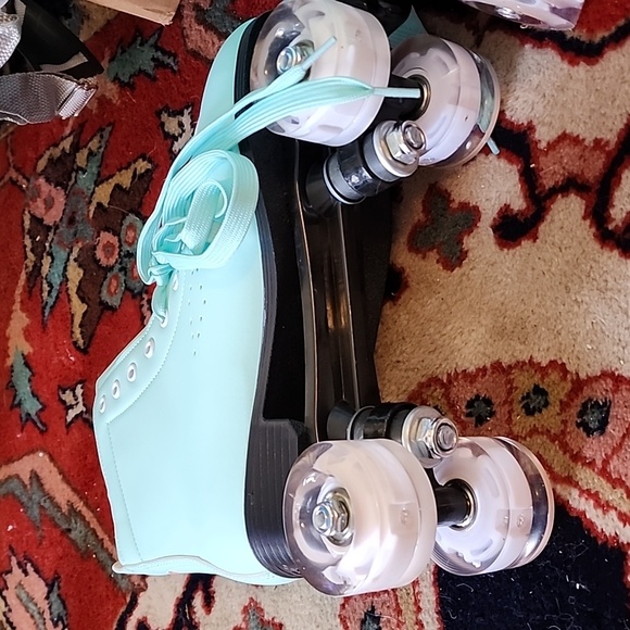Mint green roller skates size 42/10.5.  Light up wheels. New - Picture 4 of 8